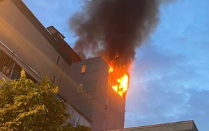 Nhà trọ cao tầng bất ngờ bốc cháy ngùn ngụt