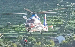 Trực thăng quân đội giải cứu thành công 8 người bị cô lập do mưa lũ ở Sơn La