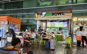 Chủ đầu tư sân bay Tân Sơn Nhất nói gì về giá phở, mì gói cao gấp nhiều lần bên ngoài?