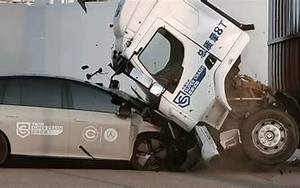 Ô tô điện Trung Quốc đâm 'rụng đầu' xe tải: Cư dân mạng hài hước ví như vũ khí hạt nhân