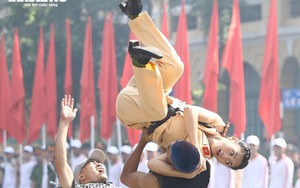 Nữ CSGT bật người xoay tròn trên không quật ngã 2 'quái xế' trên phố Hà Nội