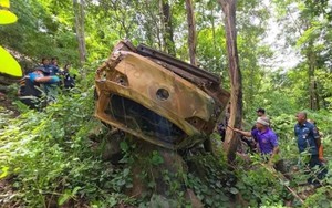 Đi cứu hộ nhưng lại tìm thấy 1 chiếc xe khác, nhìn vào bên trong khiến tất cả đều giật mình