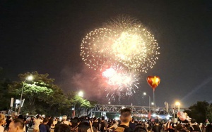 Hàng vạn người "quây kín" sân vận động Mỹ Đình trong đêm pháo hoa rực rỡ