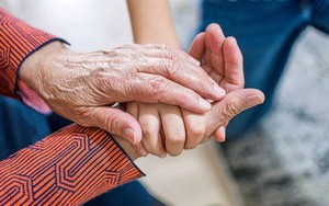 Nữ y tá tiết lộ 4 câu nói phổ biến nhất của người sắp qua đời: Không hề giống trong phim