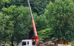 TP HCM: Xe cẩu bị phóng điện khiến 2 người thương vong