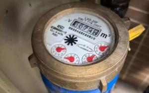 Nhà bỏ hoang 20 năm nhưng đồng hồ nước vẫn hiển thị đã “ngốn” 260m³, hóa đơn vọt hơn 5,8 triệu đồng, gia chủ gọi người đến kiểm tra thì được thông báo: "Dữ liệu chính xác"