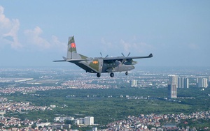 Máy bay CASA xếp đội hình tập luyện trên bầu trời Hà Nội theo nhiệm vụ A80