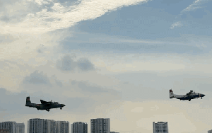 VIDEO: Máy bay CASA xếp đội hình "bay lượn" trên bầu trời Hà Nội