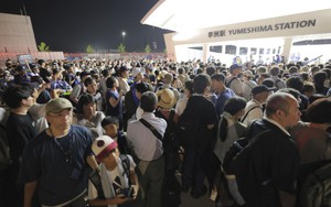 Hỗn loạn tại ga tàu Nhật Bản: Sự cố bất ngờ khiến 30.000 hành khách vạ vật xuyên đêm, 33 người nhập viện