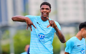 Báo Hàn Quốc bình luận đầy bất ngờ khi tiền đạo "khổng lồ" sẵn sàng nhập tịch Việt Nam