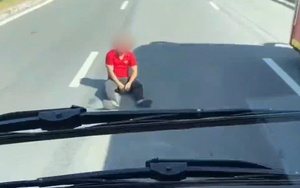 Công an Đà Nẵng xác minh clip phụ xe ngồi giữa đường chặn xe khách