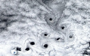 10 “lỗ đen” lạ xuất hiện trên bầu trời đảo hoang gần Nam Cực