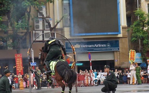 Phấn khích với màn Cảnh sát cơ động bắn súng trên lưng ngựa