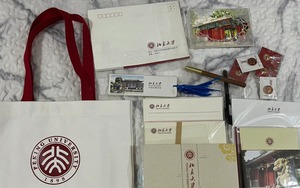 Hộp quà tân sinh viên của 1 trường top đầu rò rỉ trên MXH, người thường xem xong chỉ biết khóc: Cái giá của tri thức!