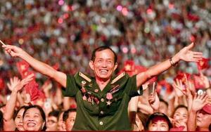 Khoảnh khắc 30.000 người hát Quốc ca, sân vận động Mỹ Đình rực đỏ màu cờ Tổ quốc