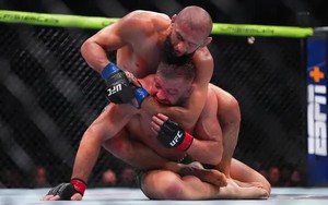 UFC 319: Thắng áp đảo Dricus du Plessis bằng take-down, Khamzat Chimaev giành đai hạng trung