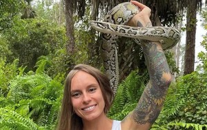 Nữ thợ săn cao 1,5m lập kỷ lục khi bắt 60 con trăn trong 10 ngày