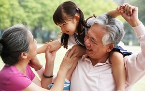 Khi về già, cha mẹ khôn ngoan có thể chia sẻ về lương hưu cho con cái nhưng tuyệt đối giấu kín điều này!