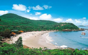 Bãi biển biệt lập cách trung tâm chưa tới 10km, du khách nhận xét: Đúng là biển xanh, cát trắng!