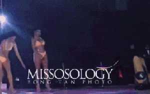 Thí sinh Hoa hậu Hòa bình nhào lộn khi diễn bikini