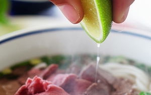 Vắt chanh vào phở bò có tác dụng bất ngờ gì?