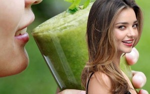 Thức uống chống già dành cho phụ nữ tuổi 30: "Thiên thần nội y" uống cả lít mỗi sáng nên 42 tuổi, 4 lần sinh nở vẫn tươi trẻ