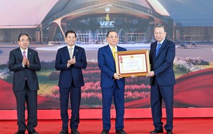 Tổng bí thư Tô Lâm trao Huân chương Lao động hạng Nhất cho Vingroup, ông Phạm Nhật Vượng vinh dự đón nhận