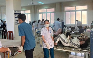 Hai bệnh viện tích cực cấp cứu 38 nạn nhân vụ lật xe khách