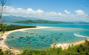 Nơi nhìn thẳng ra một trong những vịnh biển đẹp nhất Việt Nam, du khách đến được hưởng dịch vụ 4 - 6 sao