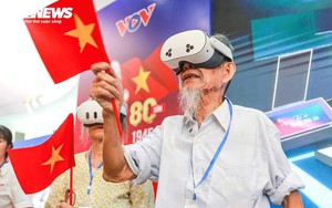 Vợ chồng cụ ông U90 chống gậy về Hà Nội, bật khóc khi nghe Bác Hồ đọc Tuyên ngôn