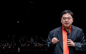 CLIP: Biển flash bật sáng để tưởng niệm ông Hoàng Nam Tiến, chủ tịch FPT Trương Gia Bình chia sẻ xúc động