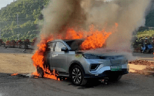 Trung bình mỗi ngày có 8 xe điện bị cháy ở Trung Quốc: Loại xe này có thực sự nguy hiểm hơn xe xăng?