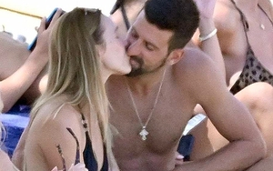 Paparazi tóm dính tay vợt nổi tiếng khoá môi vợ sexy trên du thuyền, khai tiệc bằng chai rượu đắt tiền gây choáng