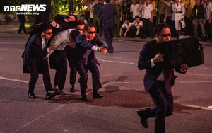 Cảnh sát trấn áp 'khủng bố' trong màn trình diễn nghẹt thở ở phố đi bộ Hồ Gươm