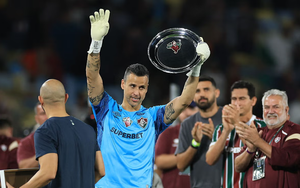 Thủ môn Fabio phá kỷ lục của huyền thoại Peter Shilton sau 28 năm