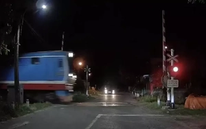 Thót tim cảnh barie tự động mở toang lúc tàu hỏa lao tới với tốc độ cao