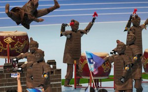 Ngỡ ngàng khi thấy cảnh chiến binh đất nung đồng loạt nhảy múa với người thật: Chuyện gì đang xảy ra?