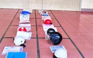 Văn phòng ĐKĐĐ tỉnh Đắk Lắk nói gì về việc người dân "xếp hàng" bằng mũ bảo hiểm?