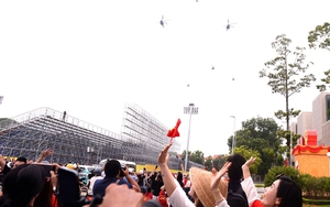 VIDEO: Máy bay CASA, trực thăng bay diễn tập trên Quảng trường Ba Đình, chuẩn bị cho A80