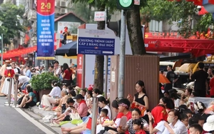 Các tuyến phố Hà Nội kín người giữ chỗ, háo hức chờ xem tổng hợp luyện diễu binh