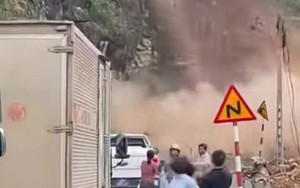 VIDEO: Đất đá trên núi sạt lở vùi lấp đường khi nhiều người đang quay video