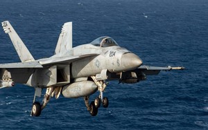 Tiêm kích F/A-18E trị giá 67 triệu USD rơi xuống biển Virginia