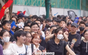 Dòng người bám rào ở Nhà hát Lớn