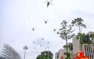 Mãn nhãn dàn trực thăng quân sự luyện bay trên Quảng trường Ba Đình