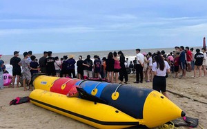 7 nam sinh rủ nhau tắm biển, 2 em bị sóng cuốn mất tích