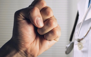 Nữ điều dưỡng bị người nhà bệnh nhân hành hung lúc nửa đêm