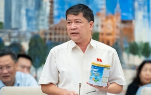 Cầm hộp sữa 'nghi là giả', đại biểu Quốc hội chất vấn trách nhiệm của bộ ngành