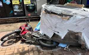 Hai cuộn thép hàng chục tấn rơi khỏi xe đầu kéo, đè bẹp xe máy ở TP.HCM