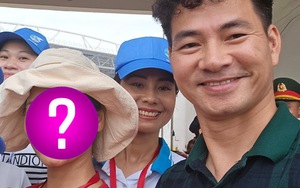 Nữ diễn viên chụp ảnh cùng Cục trưởng Xuân Bắc ở Tổng hợp luyện A80 là ai mà viral khắp MXH?