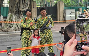 Quân nhân nước ngoài tặng kẹo, “thả tim” cùng người dân trong buổi tổng hợp luyện A80